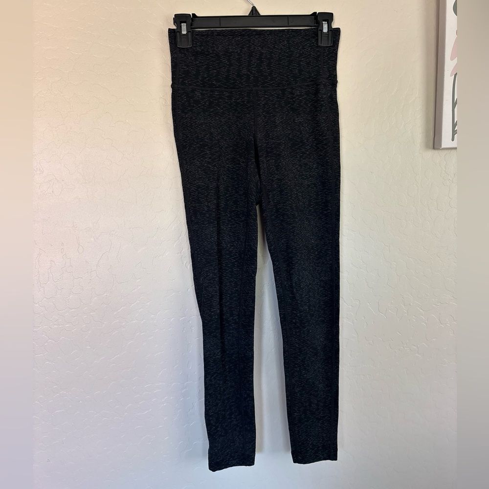 Athleta Heartbeat Chaturanga Black Gray ZigZag pattern leggings XS